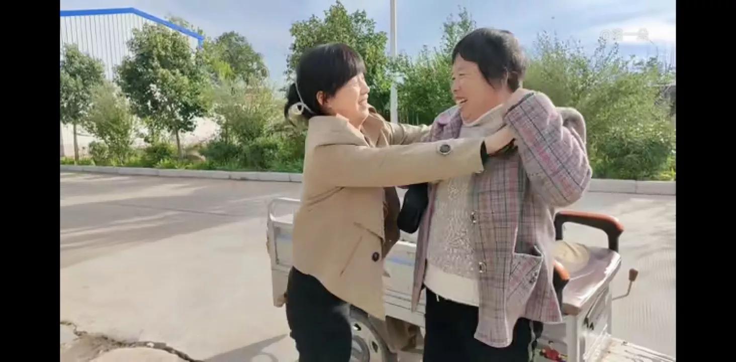 子奇妈首次到朵家，也没见到朵爸妈，朵送包包和衣服，奇妈高兴…