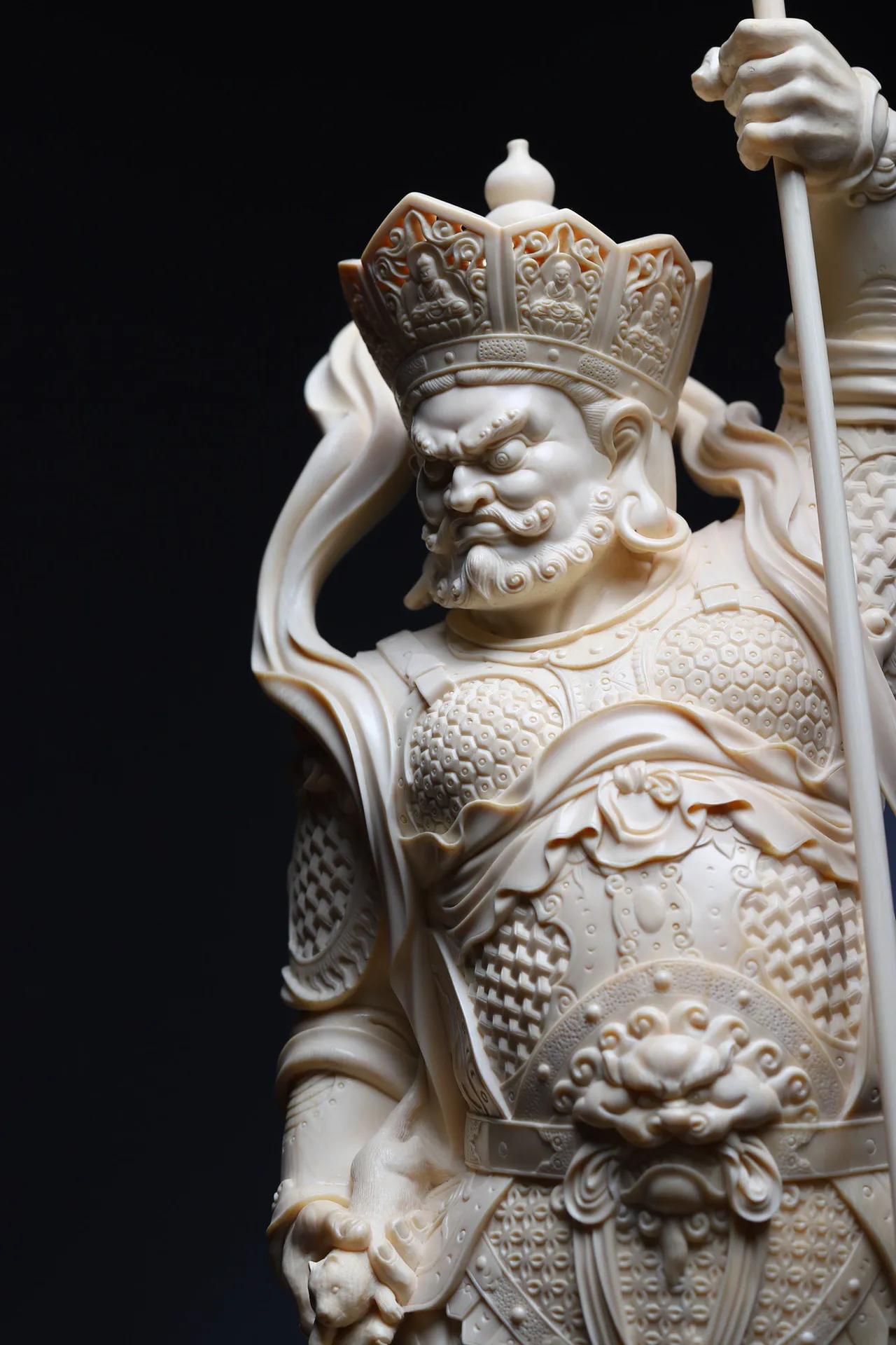 多闻｜财宝天王手持慧伞,左手托着吐宝鼠能赐无尽财宝