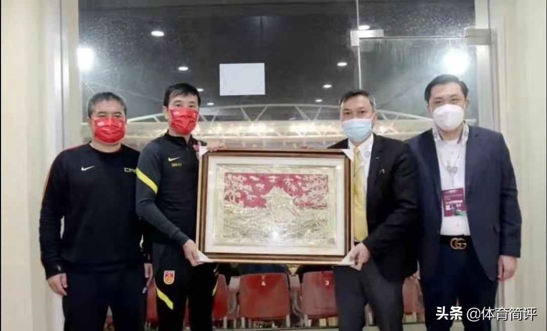 讽刺！国足1-3越南队赛前，足协主席陈戌源获赠1件越南队10号球衣