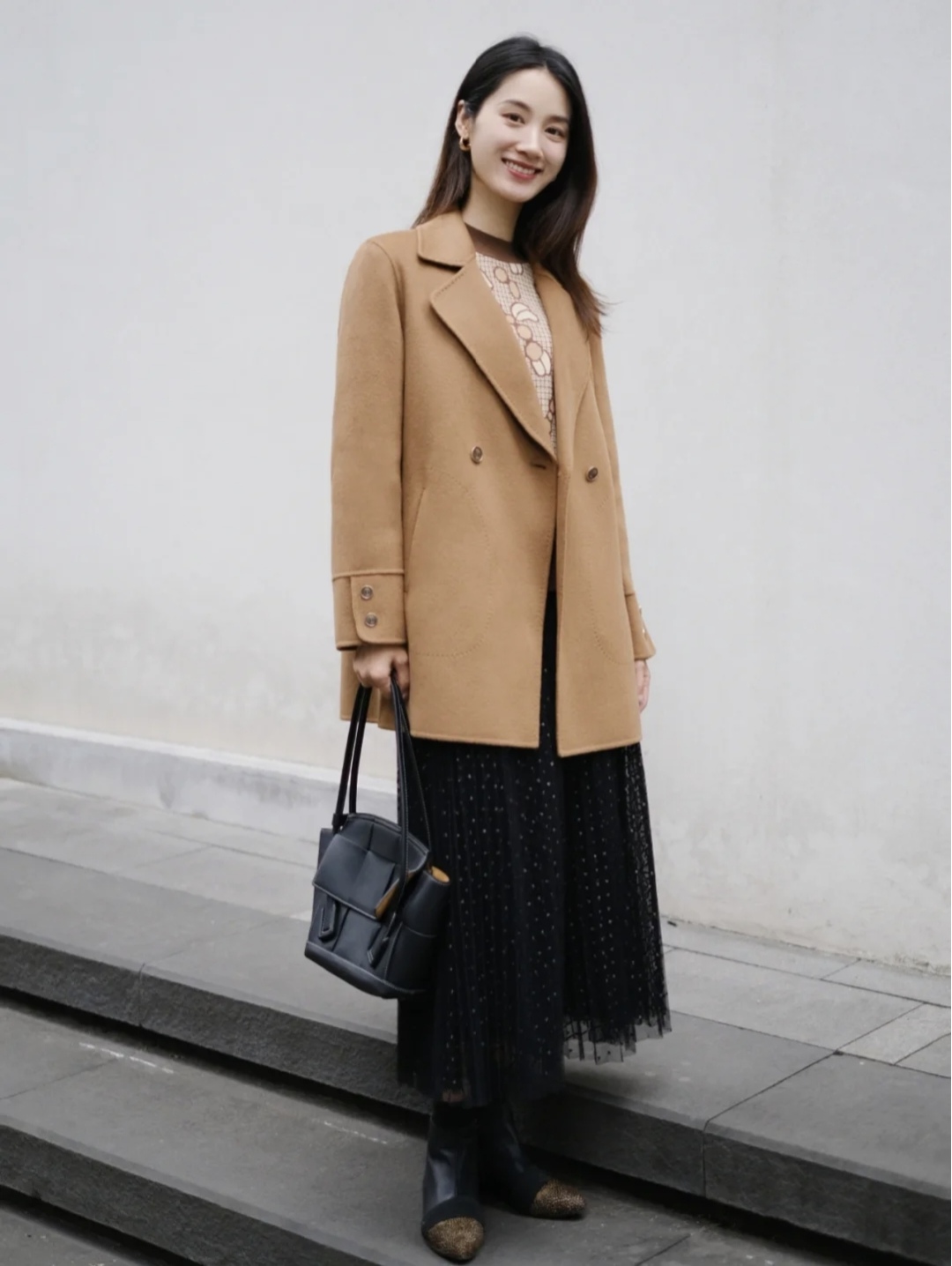 棕色的鞋子棕色大衣怎么搭配衣服,棕色大衣的穿搭技巧