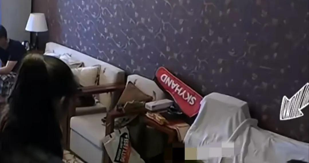 秋瓷炫说感谢丈夫对自己的付出,秋瓷炫和她的老公逛街