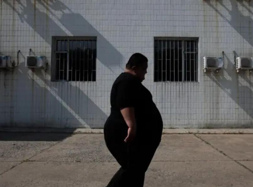 一个小伙胸口长了很多瘤子,河北500斤小伙