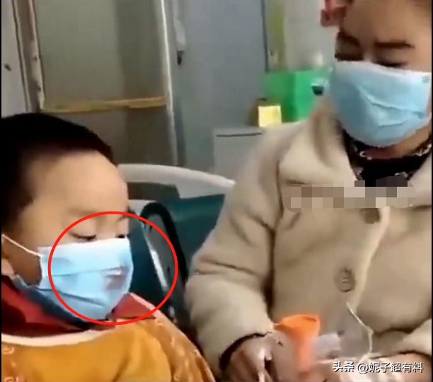 小孩被打的嘴巴鼻子里都是血,咳嗽被打小孩