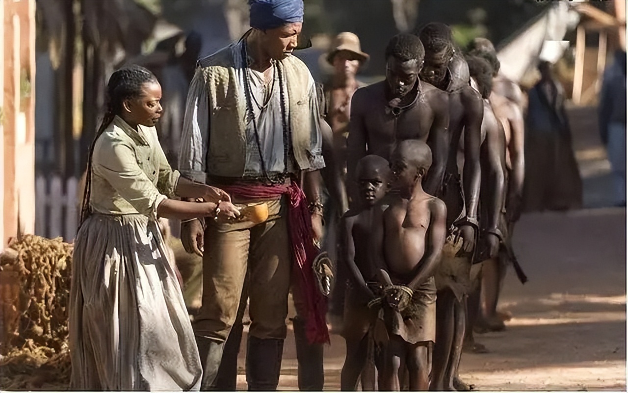 榛戝ゴ鐨勬偛鎯ㄧ敓娲昏嫳鏂囩増,榛戝ゴ鍦ㄨ埞涓婇伃閬囩殑鐢靛奖