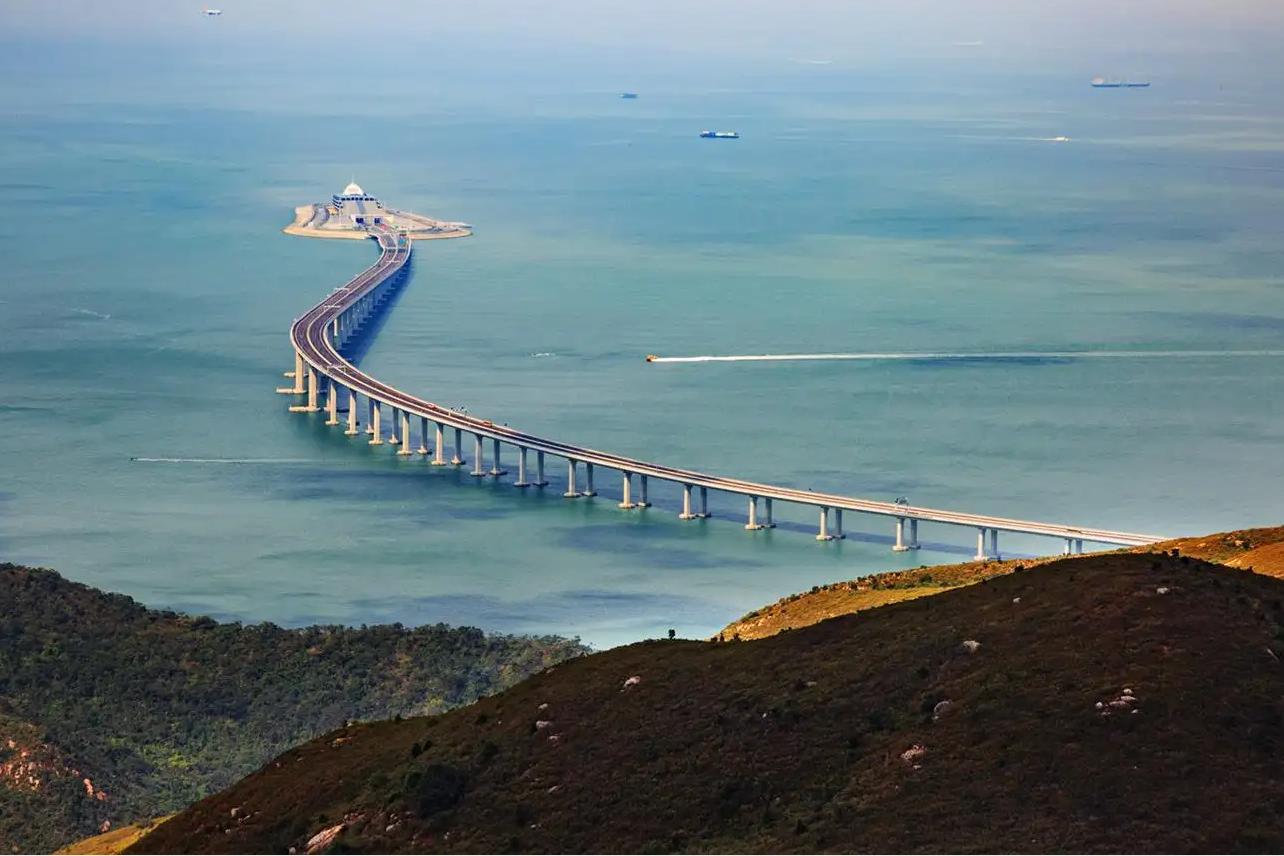 为什么高速公路是弯的不是直的,为什么高速公路不能修成一条直线