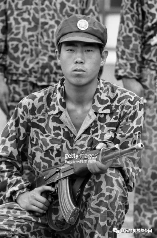 56冲的三棱*刀刺**折叠在护木下会划伤手吗？现代战争还会拼*刀刺**吗？