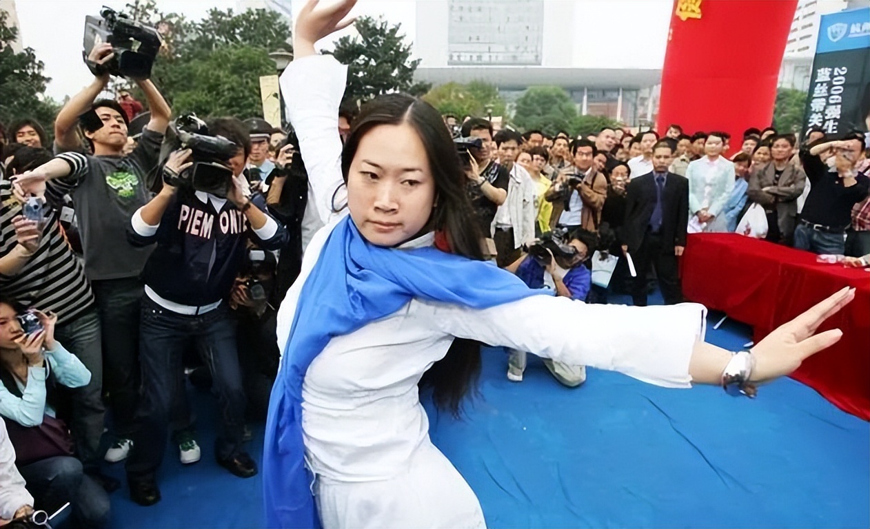 草根网红辛酸往事：三个中国精神病人，和炒红她们的幕后大神