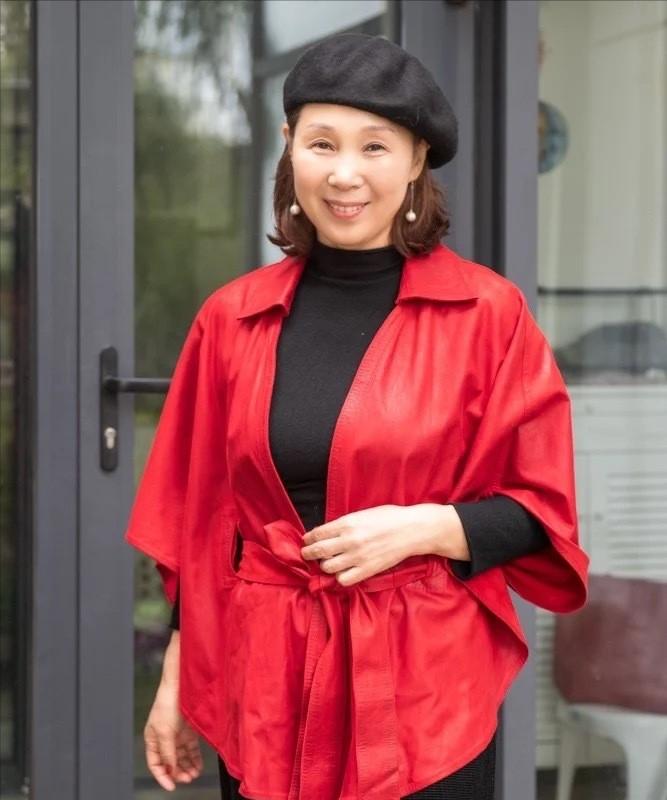 怎么穿红色才不显得尴尬,什么样的红色适合年轻人穿