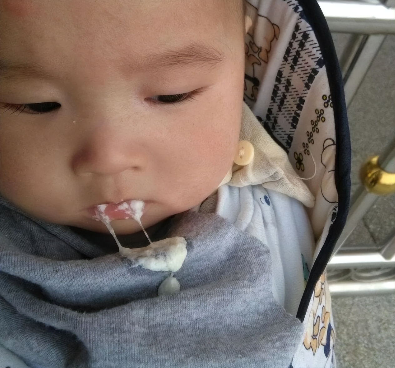 宝宝频繁吐奶怎么办视频教程,婴儿频繁吐奶的原因和解决方法