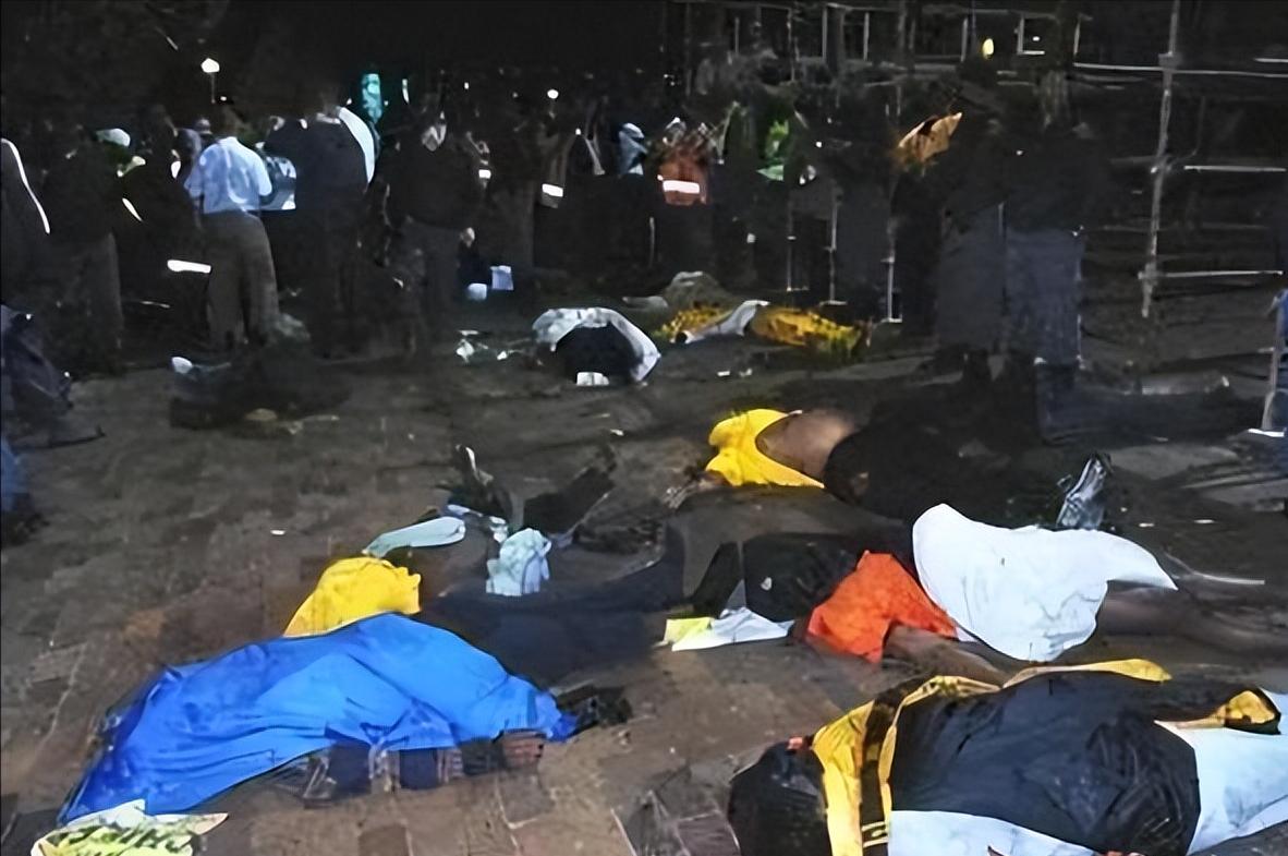 印尼球迷冲突,印尼一足球场爆发球迷暴力冲突