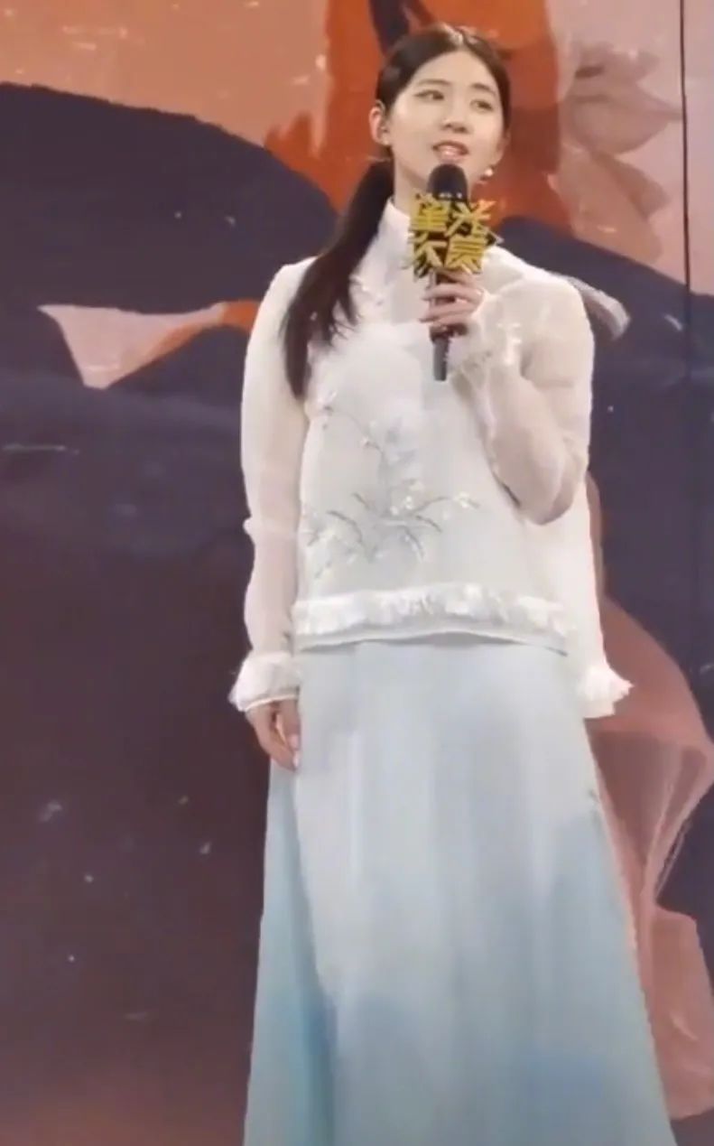 赵露思穿上廉价中国风礼服，俗成了18线网红