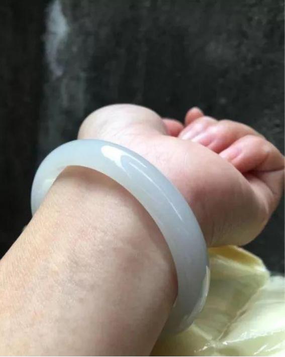 翡翠手镯是胶感好还是冰感好,翡翠手镯紧点好还是松点好