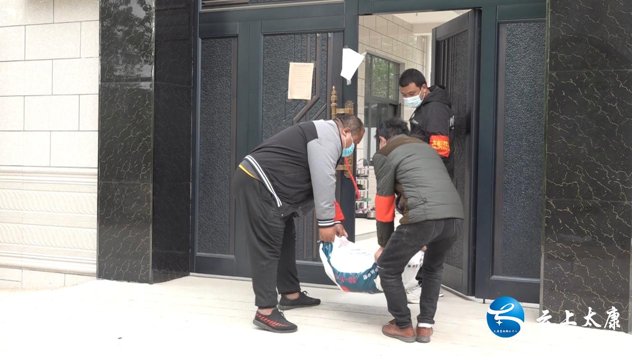 网格员协助种植大户寻找插秧机,农业技术员田间地头护航春耕