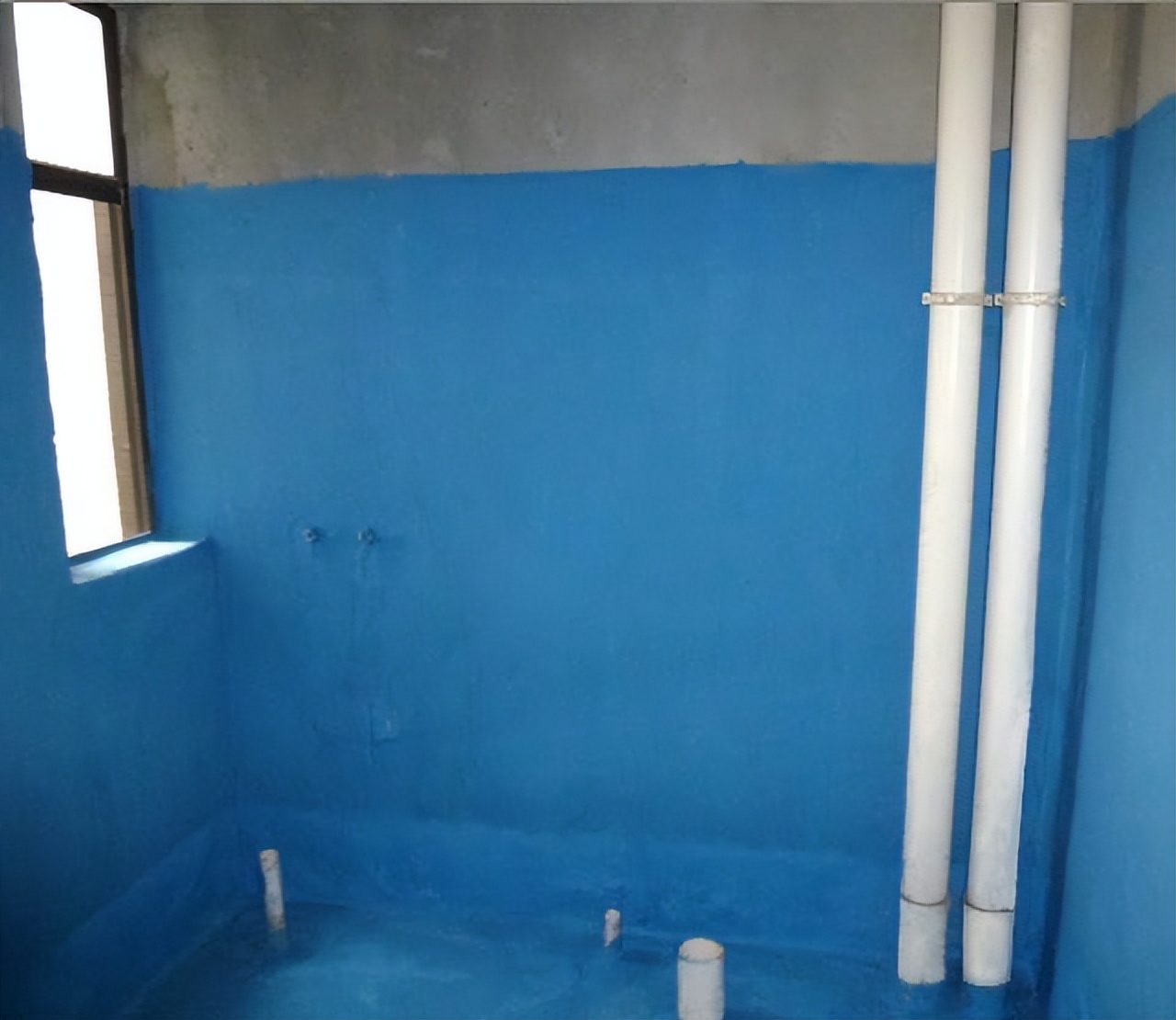 男子卧室建浴缸被楼下邻居投诉,楼上私改卫生间楼下漏水不讲理