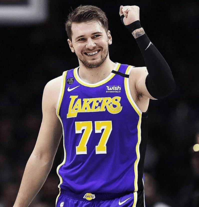 老詹扣篮惊呆对手,老詹将迎里程碑更盛赞东契奇