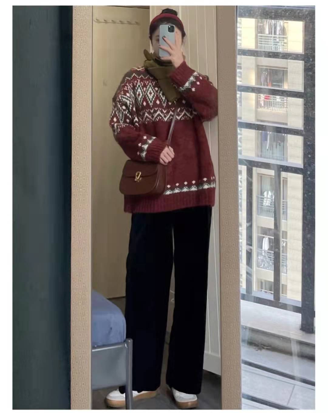 灯芯绒裤子松紧裤配什么上衣,咖色灯芯绒的裤子配什么上衣