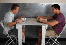 女孩子看起来外表美丽，其实裤袜已经掉到大腿根了！哈哈哈