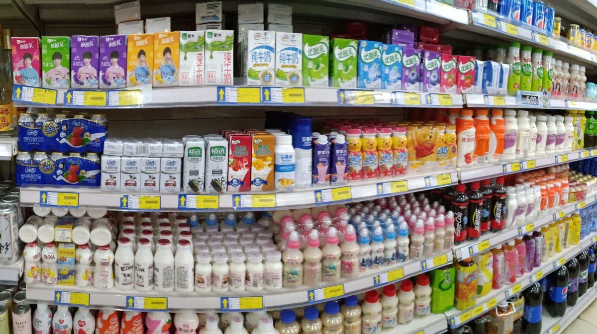 天价牛奶占领超市货柜，背后是智商税吗，那它又贵在了哪里？