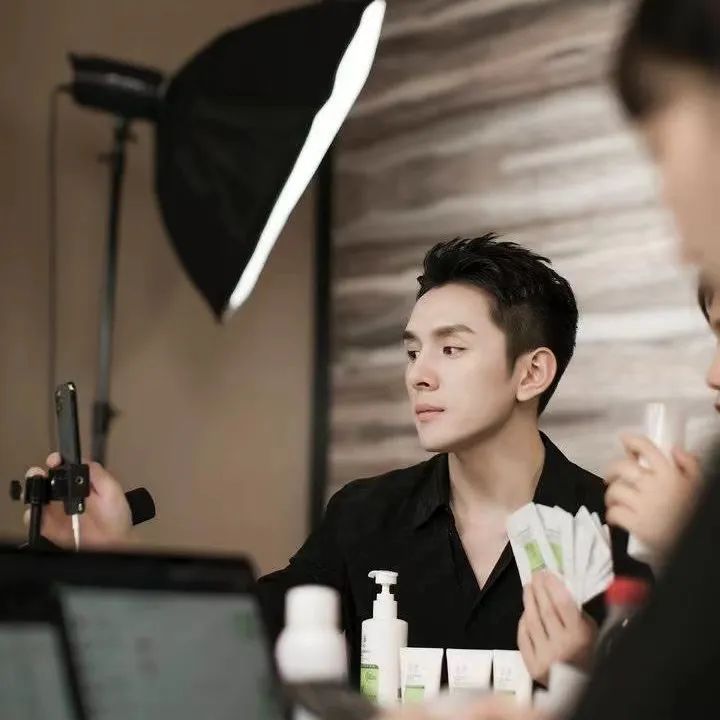 我们问了10个女生，关于李佳琦和他不在的日子……|随机提问