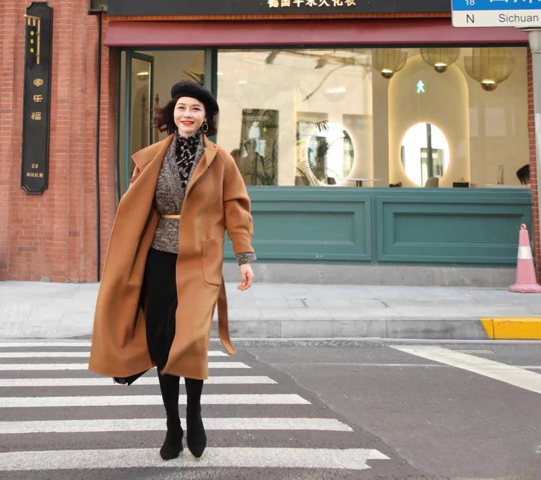 驼色大衣多种风格穿搭攻略,驼色大衣配色法则教你穿出高级感