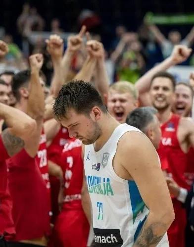 抢断周琦打败东契奇,波尼特卡抢断周琦