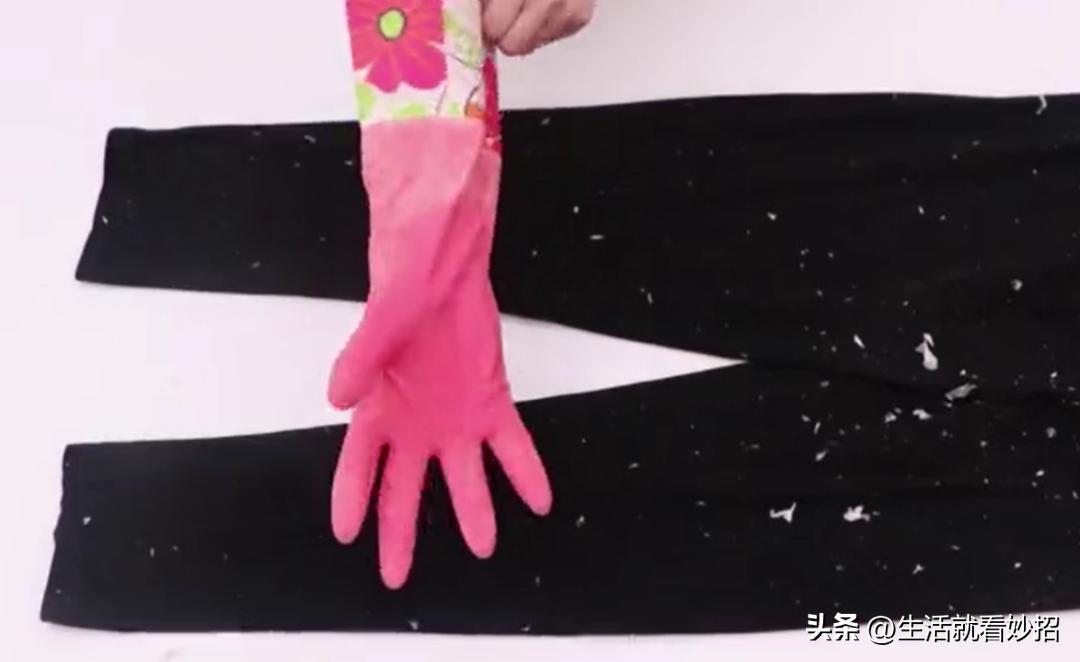 衣服洗完上面很多脏渣子如何清除,衣服洗完很多灰尘怎么处理