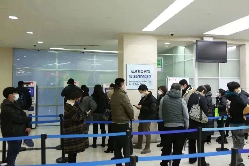 上海出入境证件办理量月超38万,上海恢复出入境证件办理工作日