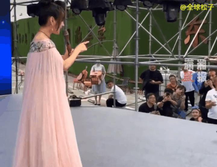 杨钰莹在工地卖唱,杨钰莹街头卖唱热舞