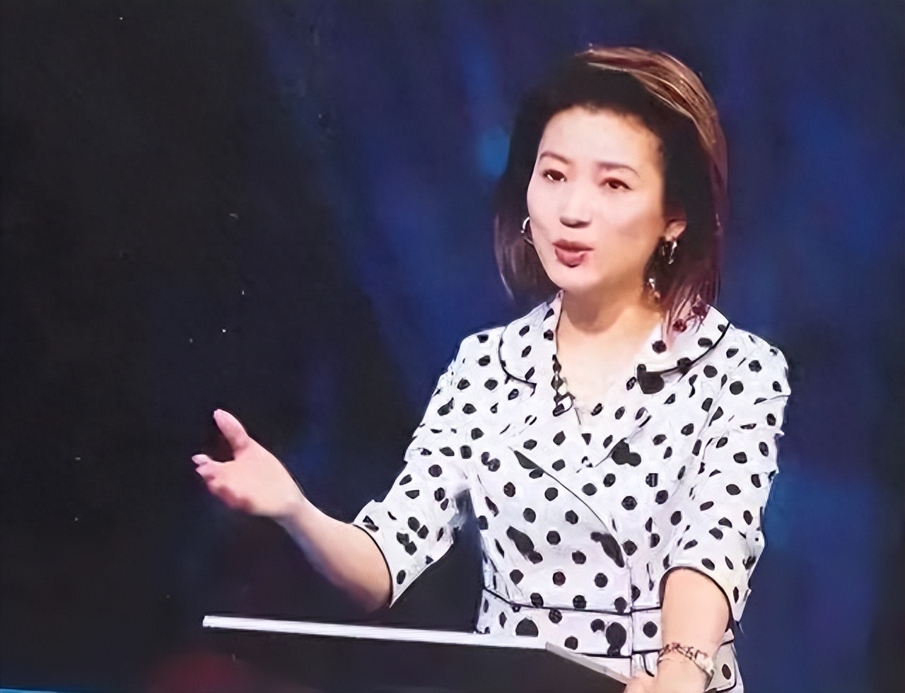 央视一姐王小丫的视频,央视主持人王小丫2000年身体状况