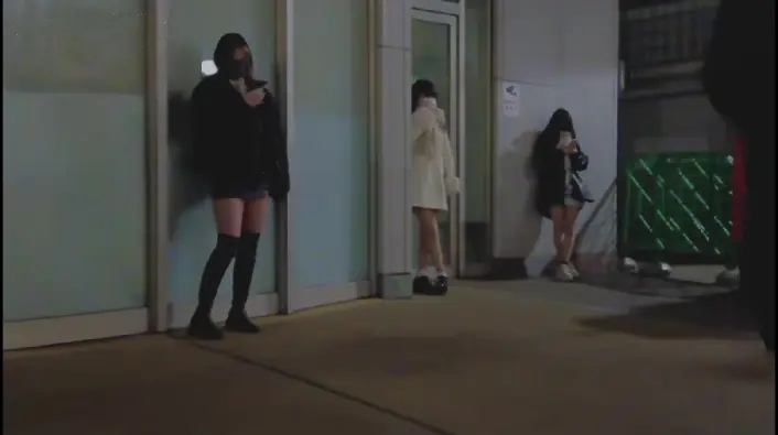 欠下高利贷的日本女孩竟然在做这件事