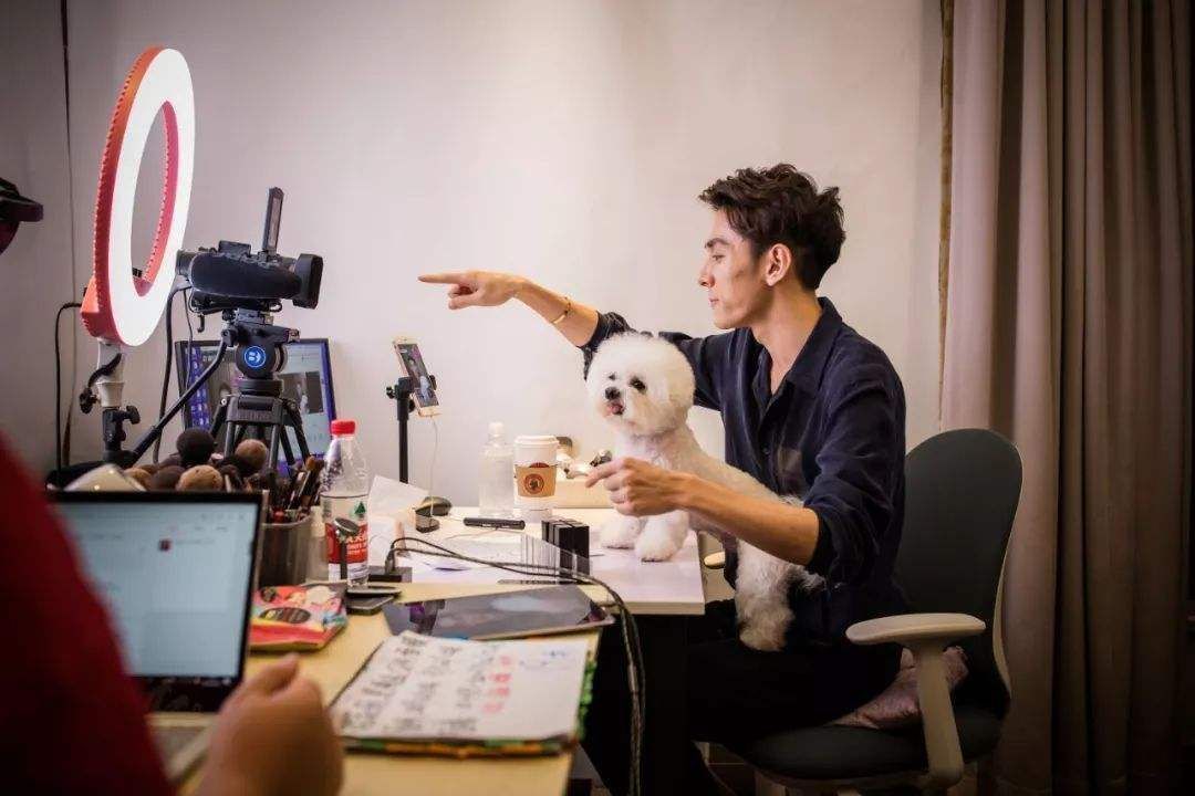 “带货一哥”李佳琦，从月薪三千到年入千万，背后的艰辛谁人知？