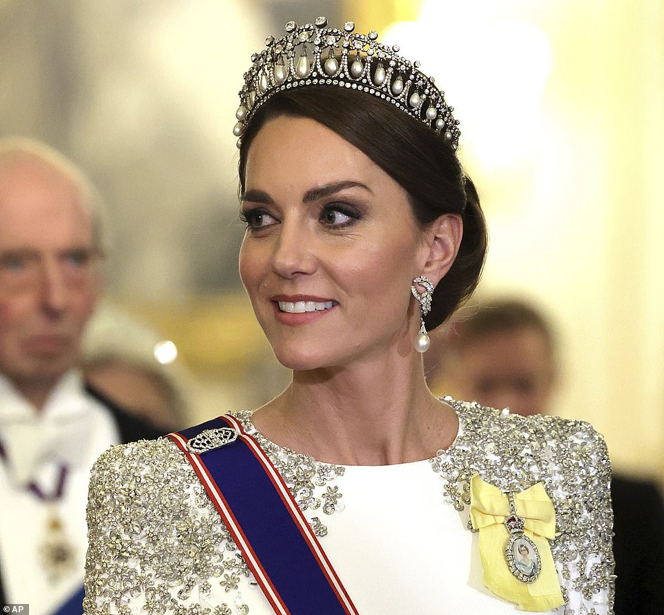 国宴显尊卑！卡米拉戴全套蓝宝石，凯特王妃用珍珠致敬女王和戴妃