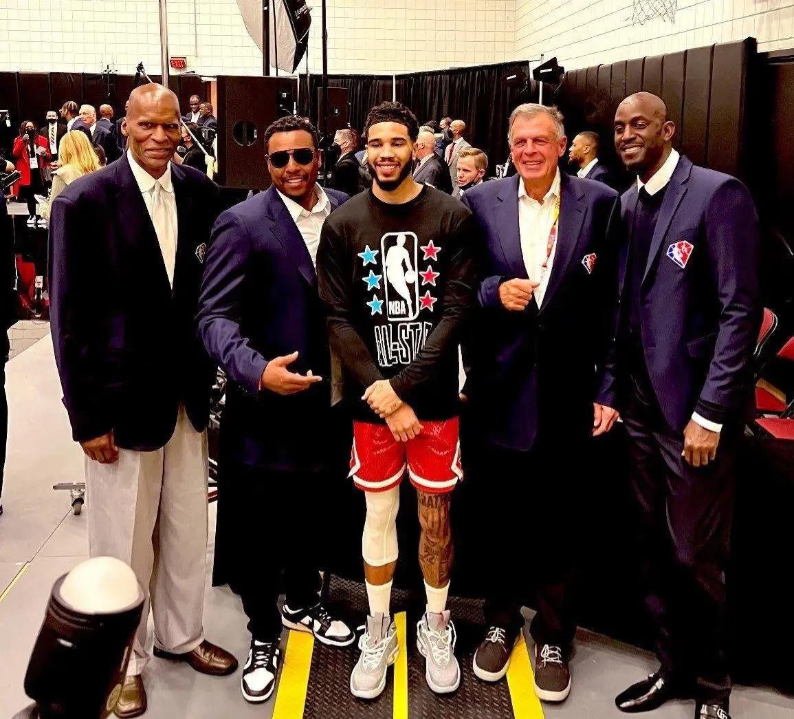 勒布朗詹姆斯年薪收入总共多少,詹姆斯生涯薪资6亿