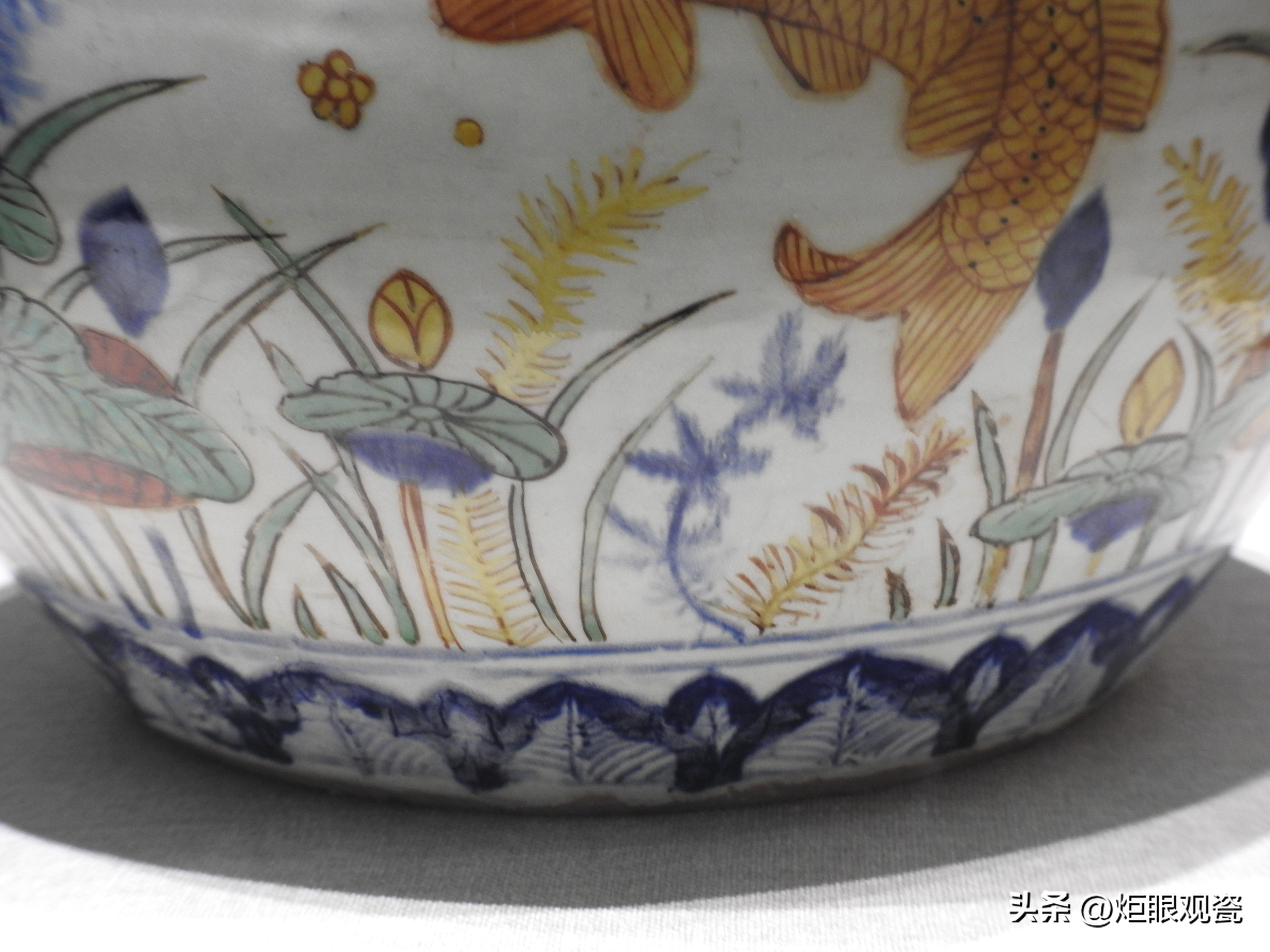 鱼乐其中——细观嘉靖五彩鱼藻纹罐的黄上红、翡翠绿、回石青