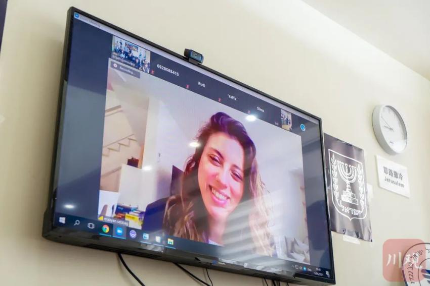 汶川地震中国男孩救以色列女孩,十年前汶川地震士兵救12岁女孩