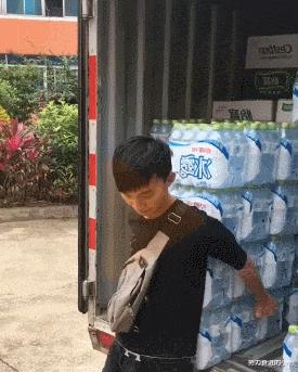 今天过来按脚，恰巧碰见了前女友，我该怎么化解尴尬呢？