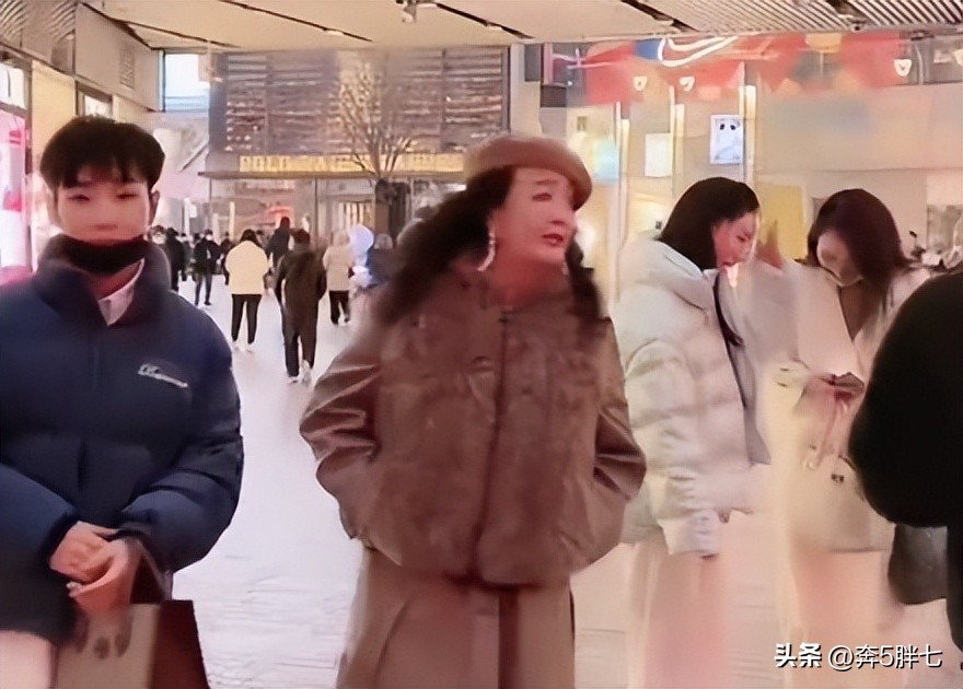 张兰带团队逛三里屯服装店，10万以下随便挑，还请吃麻六记