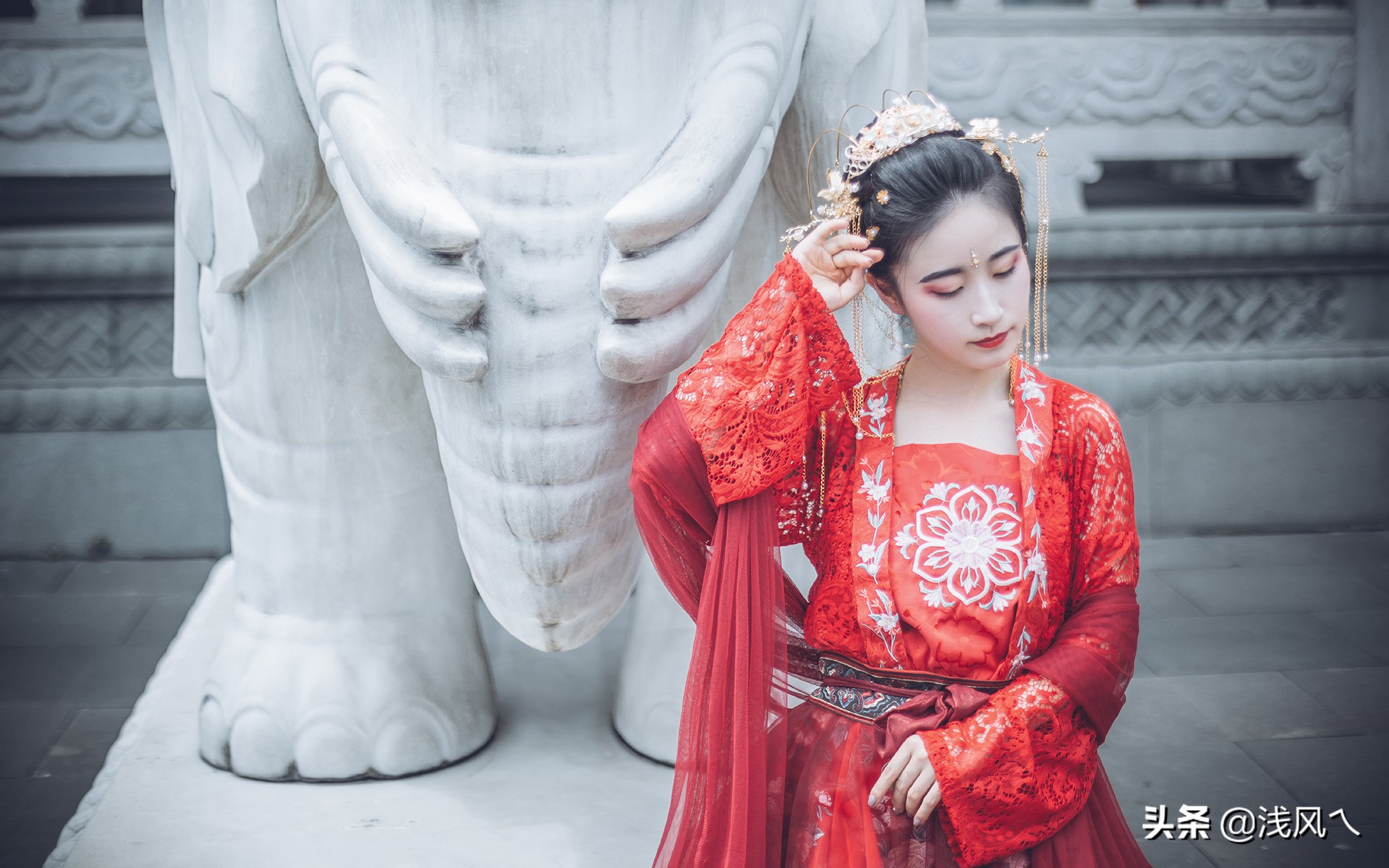 自别不知君何处，夜夜小楼对清寒