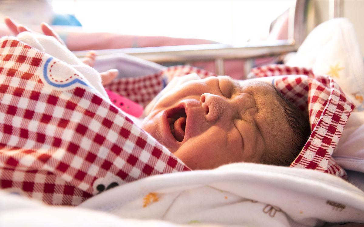 小孩一到晚上就哭闹不止怎么办,孩子一到晚上就哭怎么也哄不好