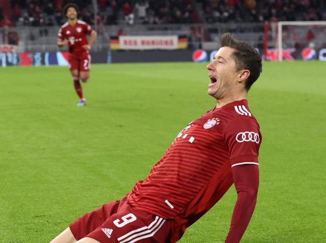 莱万戴帽刷爆多项纪录，却被球迷怒批双标，痛失两金球已不再可惜