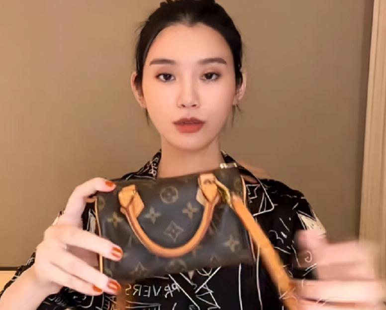 何猷君来武汉吃饭,何猷君路边和辣妹吃夜宵