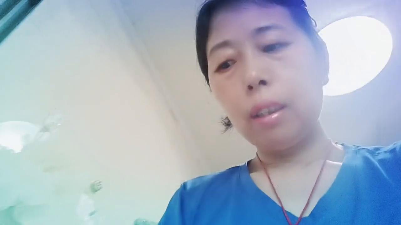 刘姐免费帮小美女们打扫卫生，看淋浴房是怎么样打扫的吧