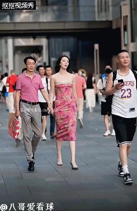 无官不色？董事长牵手美女亲密漫步惹怒了谁？酸葡萄心理在作怪！