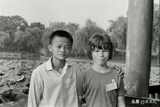 马云1964年出生在曲艺家庭，3次参加高考，第一次高考数学考1分