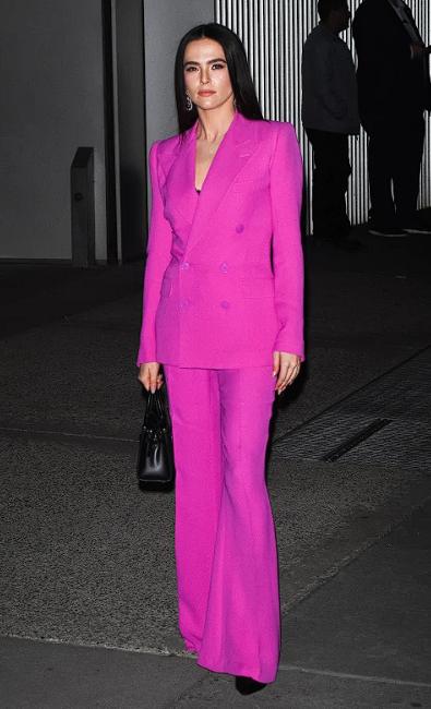 科勒卡戴珊一身红衣服出镜,科勒卡戴珊穿白西装图片