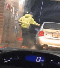 伴娘抢了新娘风头躲角落,伴娘躲在角落玩手机很漂亮