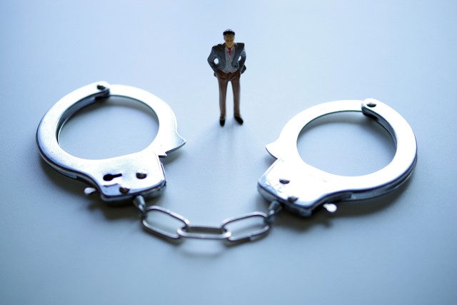 把前女友“不雅视频”发到“朋友圈”违法吗，会被拘留吗？