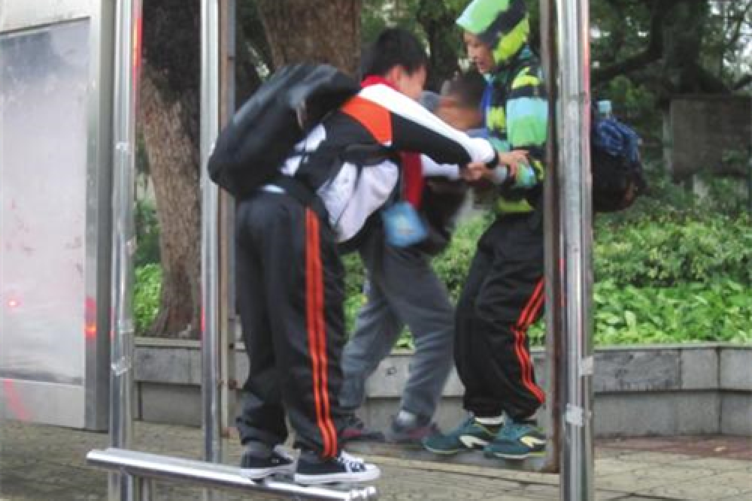 孩子滑雪斜坡摔倒了有危险吗,六岁女孩滑雪需要准备什么