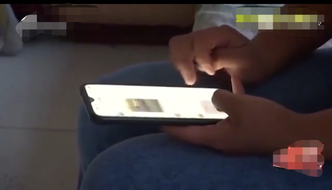 小伙月入过万，买双布鞋的钱还得靠偷，妻子直言：有前科才不给钱