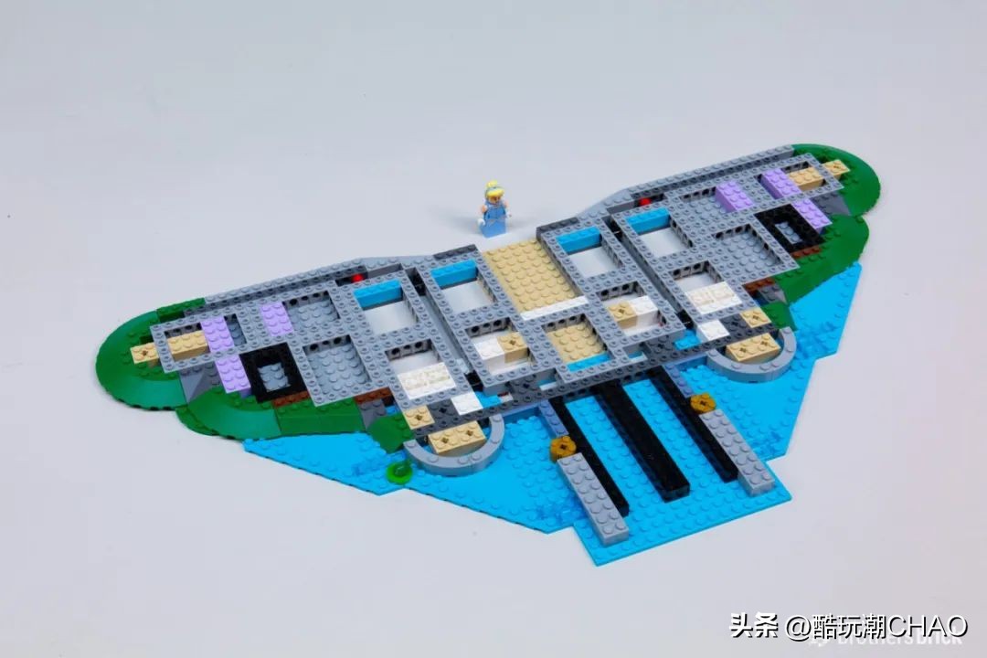 和迪士尼城堡一样高的乐高,和迪士尼乐园相似的城堡